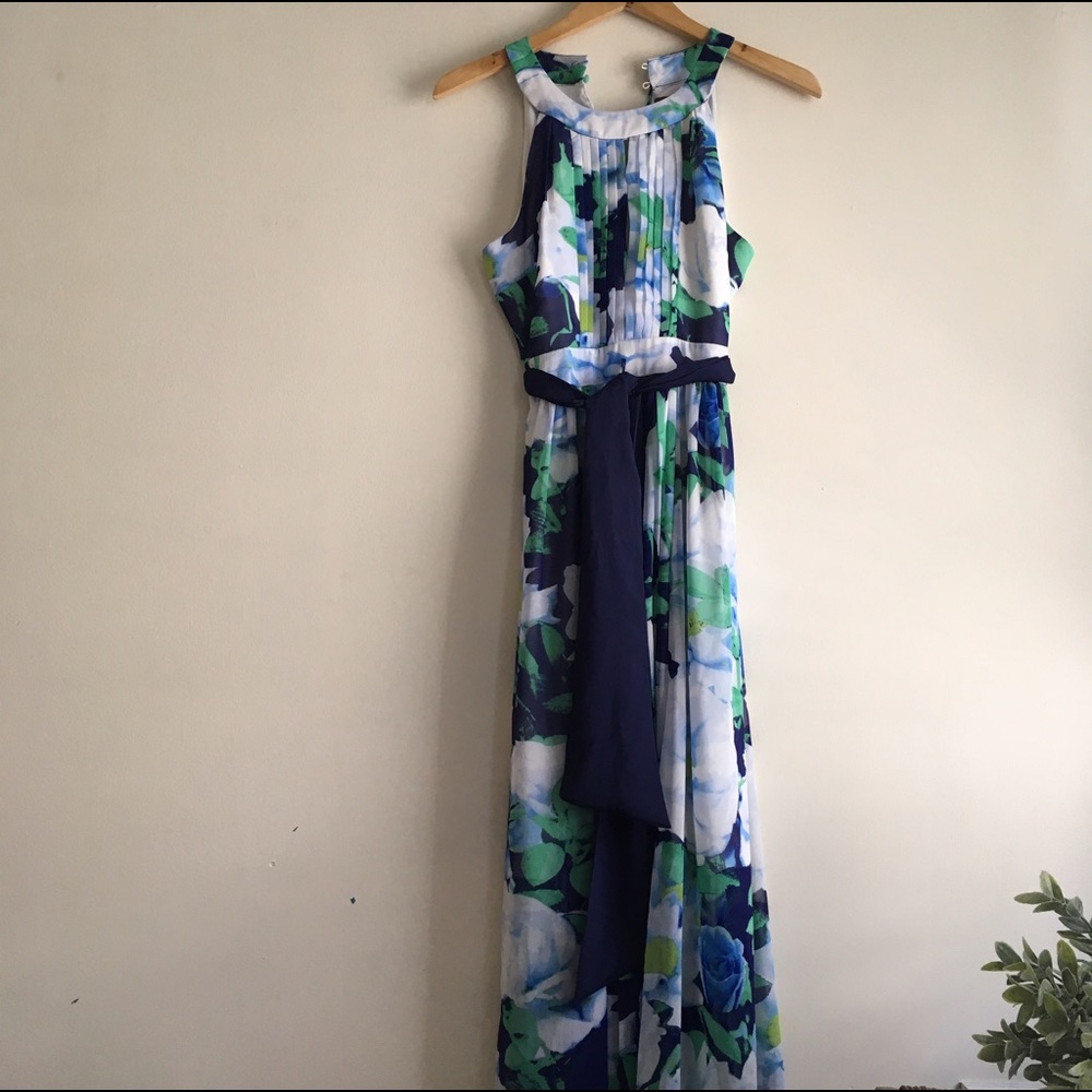 Attending a wedding? YOU NEED THIS DRESS!! 💕